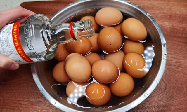 腌鸡蛋，有人加盐水，有人裹保鲜膜，教你正确做法，个个起沙流油