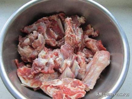 快要过年了，给大家分享一下家常的恰玛古清炖羊肉的做法