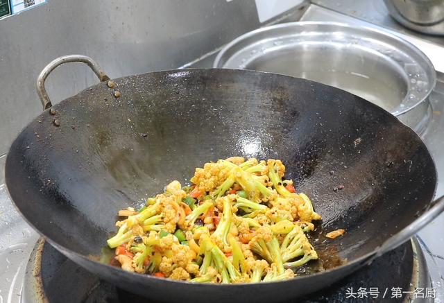 大厨教你干锅有机花菜的家常做法，特别简单入味，越吃越想吃