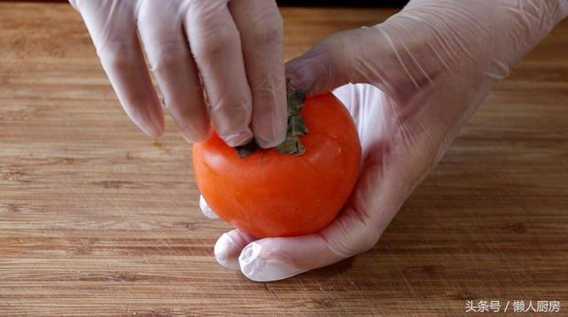 告诉你零难度的柿子饼做法，裹上芝麻又香又脆，先收藏了