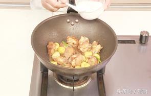 还在用土豆烧黄焖鸡吗？试一试栗子黄焖鸡，营养又美味