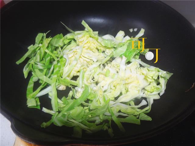 用橄榄菜炒卷心菜试过吗？多吃蔬菜多运动，身材苗条不长肉