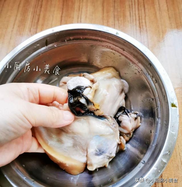 三月河蚌肉质肥美鲜嫩，放两种食材炖汤，汤鲜味美不腥，蚌肉不硬