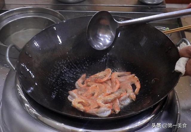 厨师长教你做油焖大虾，在家做出饭店的味道，简单易学，鲜香入味