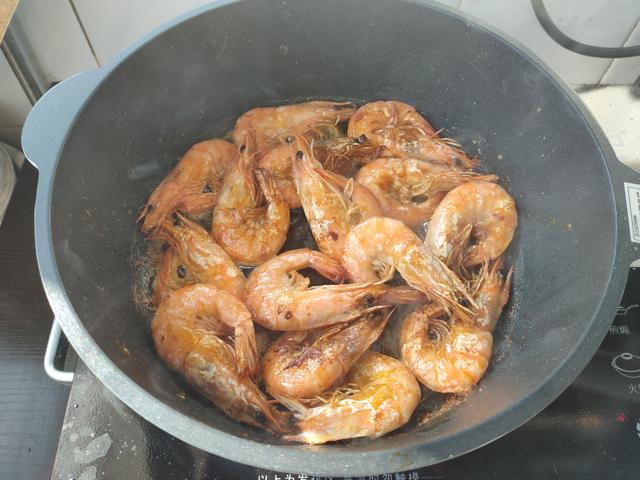 油爆大虾的家常做法，外皮酥脆，肉质鲜嫩，节日家宴必备菜之一