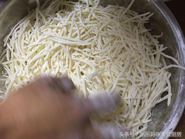 用土豆等做的家常炒洋芋擦擦，只需一个小窍门，让你总是吃不够