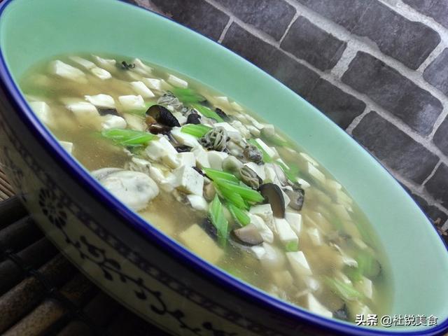 海蛎子炖豆腐怎么做，做好这几步，汤汁鲜味十足