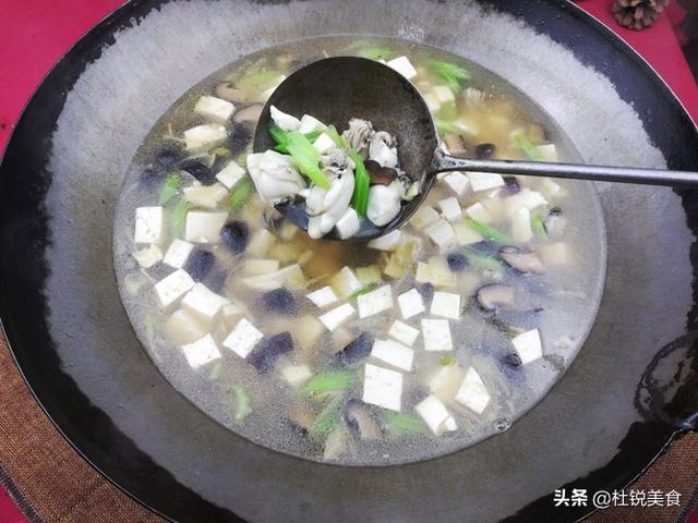 海蛎子炖豆腐怎么做，做好这几步，汤汁鲜味十足