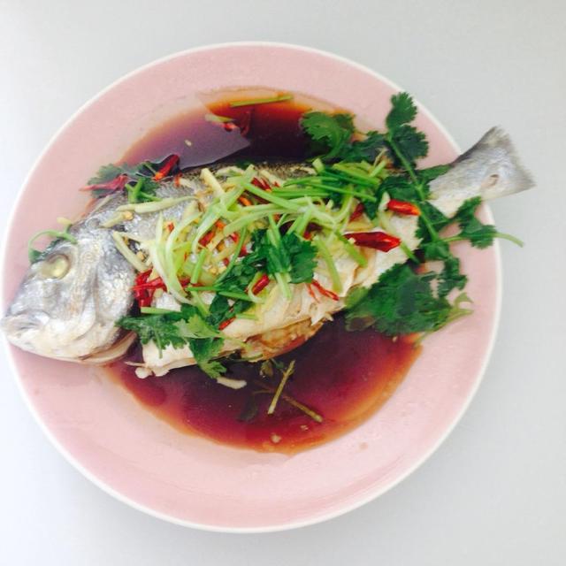 红烧海鲈鱼：制作简单，松软多汁，营养丰富，非常好吃