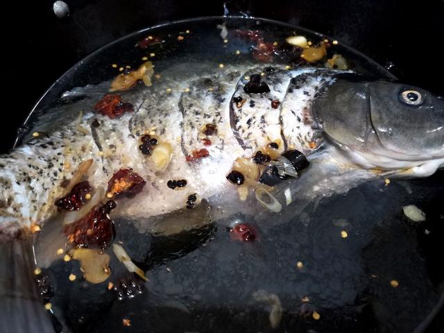 清炖鲤鱼汤鲜香味美，重要的步骤是怎样去掉鱼的泥腥味