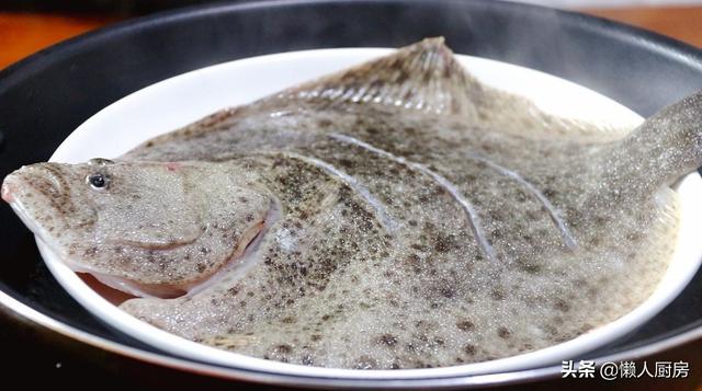 这是清蒸多宝鱼的做法，一定要开水上锅蒸，蒸鱼的时候不要抹盐