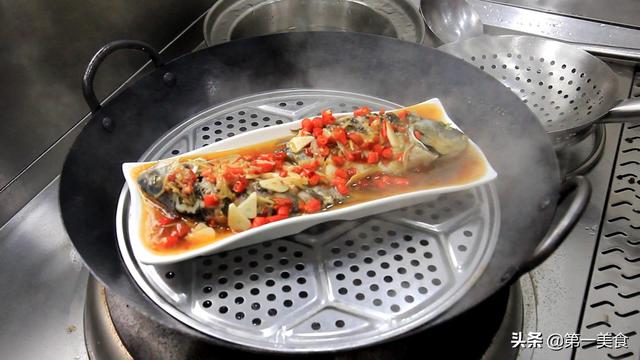 厨师长教你鲫鱼最鲜嫩的做法，简单上锅一蒸，原汁原味真美味