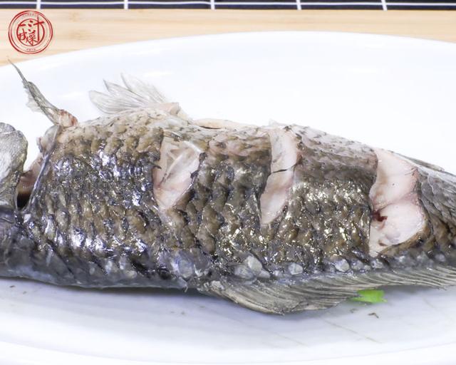 立冬时令美食清蒸鲫鱼，1斤鱼要蒸8分钟，做到这点肉质更鲜嫩肥美
