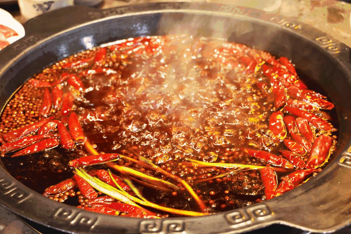火锅这样做太香了，先炒料再熬油，做出来比饭店的还好吃