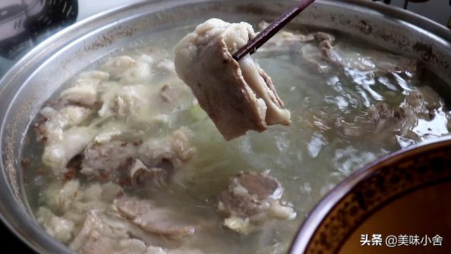 炖羊肉汤，记住不要直接炖，3个小诀窍，羊肉汤浓肉香，无腥味