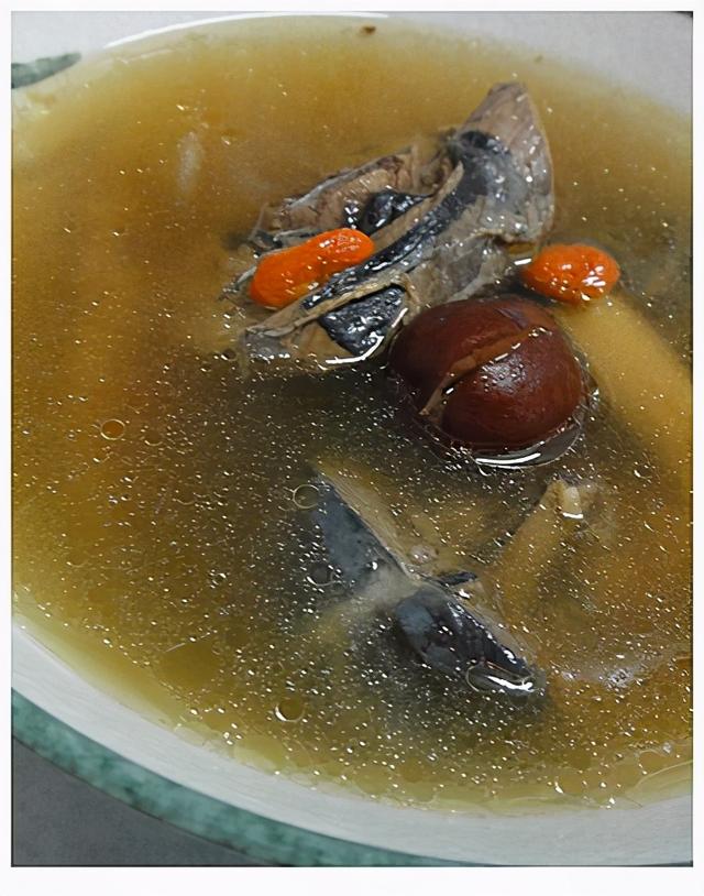 天冷天热煮这个汤，狗尾草鸡汤对发育中的小孩是种很不错的温补
