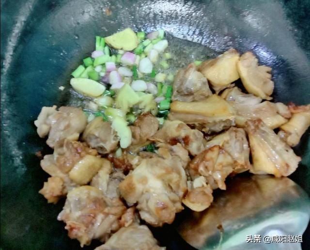 鸭腿炖土豆的家常做法，鸭肉咸香入味，土豆软面好吃，孩子很爱吃