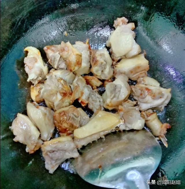 鸭腿炖土豆的家常做法，鸭肉咸香入味，土豆软面好吃，孩子很爱吃