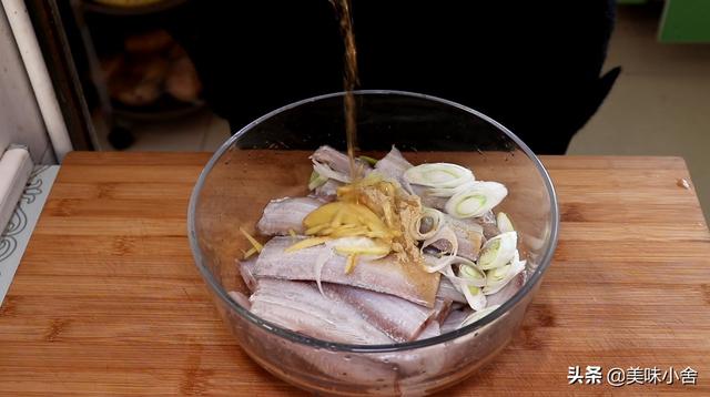 这才是炸带鱼的正确做法，外酥里嫩，好吃没腥味，方法超简单