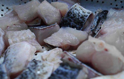 炸鱼块时，很多人不知道怎么腌制，难怪腥味重肉质老！