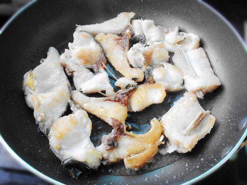 炸鱼块时，很多人不知道怎么腌制，难怪腥味重肉质老！
