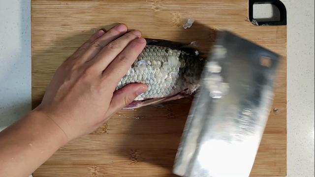 23年一级大厨分享鱼去鳞妙招，1个塑料袋，鱼鳞不飞溅不粘案板