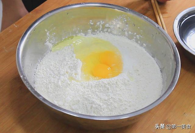1碗面粉2鸡蛋，不发面，油酥饼酥脆有层次，几分钟解决家人早餐