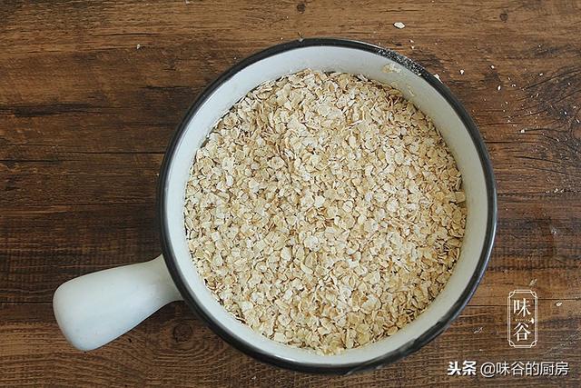 燕麦别再泡牛奶吃，教你做网红烤燕麦，营养健康，好吃到自然瘦