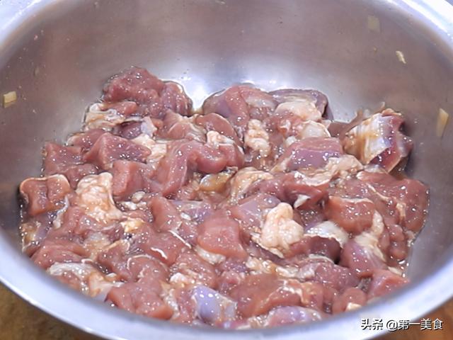怎样在家烤出好吃的肉串？这秘制腌料很重要，放6料1水香嫩入味