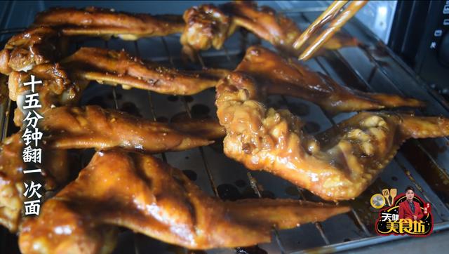 烤箱烤鸡翅最好吃的做法，简单美味外香里嫩，看看你喜欢吃不？