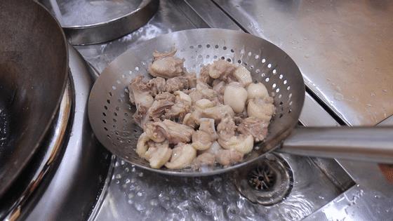 鸭肉在家可以这样做，搭配腐竹砂锅一焖，软烂又鲜香，好吃也好看