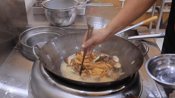 鸭肉在家可以这样做，搭配腐竹砂锅一焖，软烂又鲜香，好吃也好看