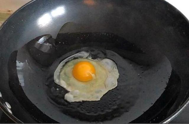 煎荷包蛋时，直接下锅就“废”了！多加这1步，鸡蛋圆嫩不粘锅