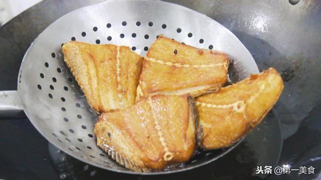 厨师长分享五香熏鱼的做法，学会这个方法，一大盘子上桌不够吃