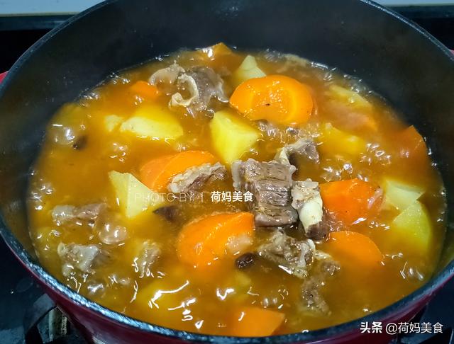 土豆炖牛肉的家常做法，软糯入味，开胃下饭，汤汁拌米饭，真香