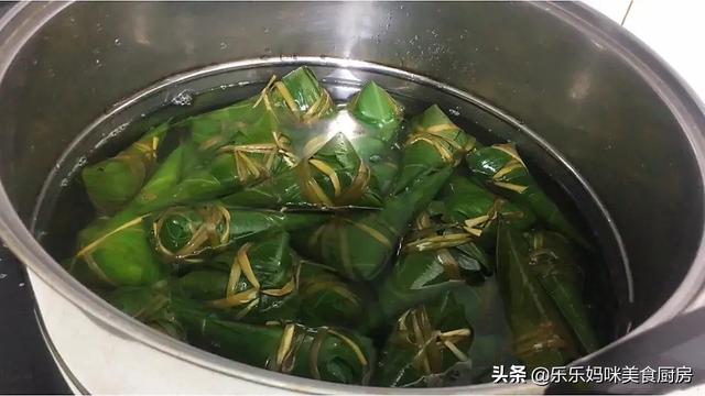 端午节将至，陕北人用芦苇叶包的“牛角粽子”，软糯香甜家人爱