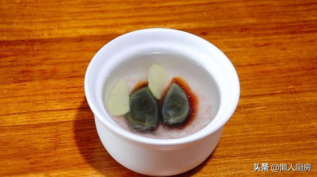 春天多喝汤，这是江西人最爱喝的瓦罐汤，肉里加入皮蛋，味道鲜美