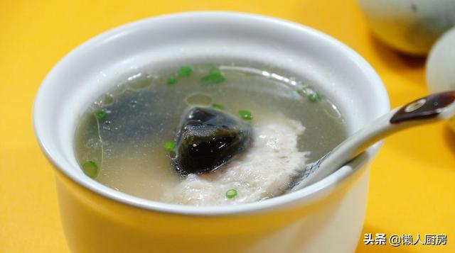 春天多喝汤，这是江西人最爱喝的瓦罐汤，肉里加入皮蛋，味道鲜美