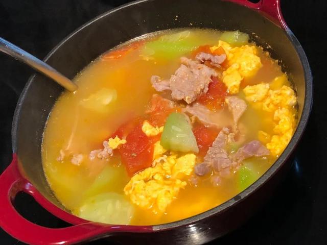 秋燥时节多喝靓汤，这碗丝瓜番茄鸡蛋肉片汤，喝完身上暖洋洋