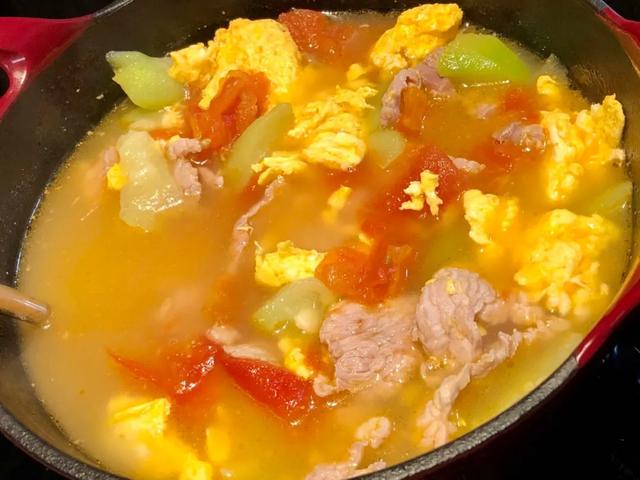 秋燥时节多喝靓汤，这碗丝瓜番茄鸡蛋肉片汤，喝完身上暖洋洋