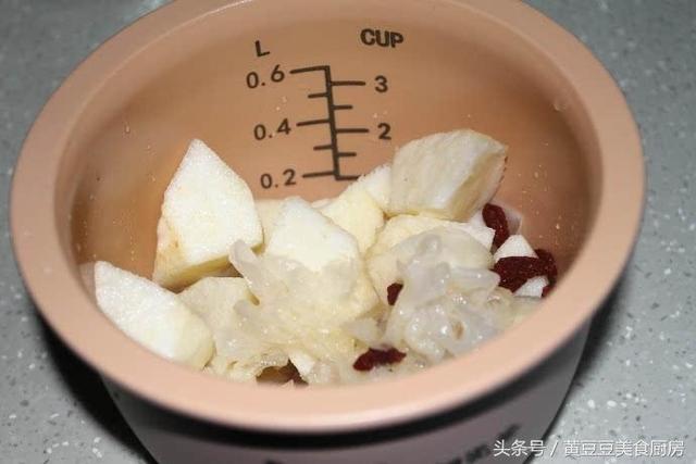 秋冬季给家人煮一碗冰糖雪梨银耳汤，止咳又润肺，适合孩子常喝