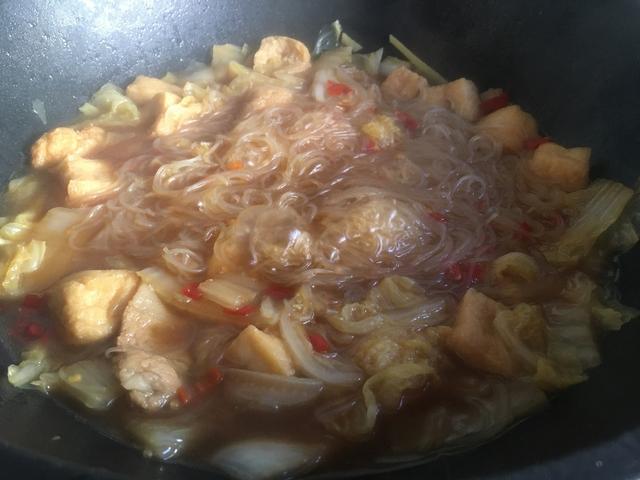 天气冷，做碗白菜豆腐粉丝汤，是菜是主食还是汤，喝完全身暖暖的