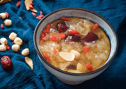 百合银耳莲子汤的做法 百合银耳莲子汤的功效与作用有哪些