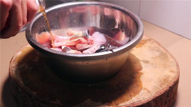 独家秘制“砂锅焗鱼头”不用加水，只要注意这几点，咸香鲜美
