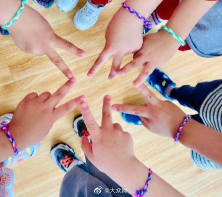 包粽子、编彩绳、插艾叶……幼儿园端午节学传统文化