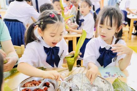 包粽子、编彩绳、插艾叶……幼儿园端午节学传统文化