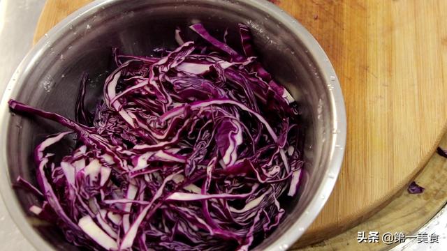 厨师长教你做“凉拌紫甘蓝”，清脆爽口，热菜之前上一盘凉菜下酒