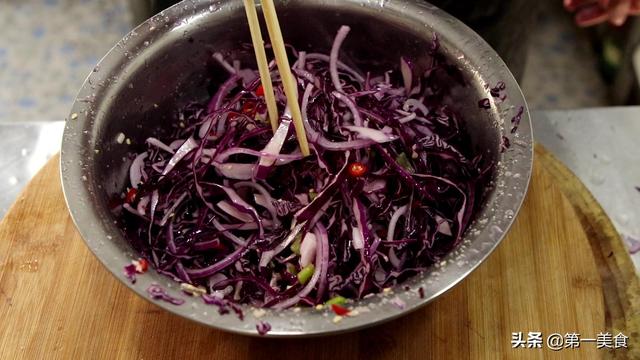 厨师长教你做“凉拌紫甘蓝”，清脆爽口，热菜之前上一盘凉菜下酒