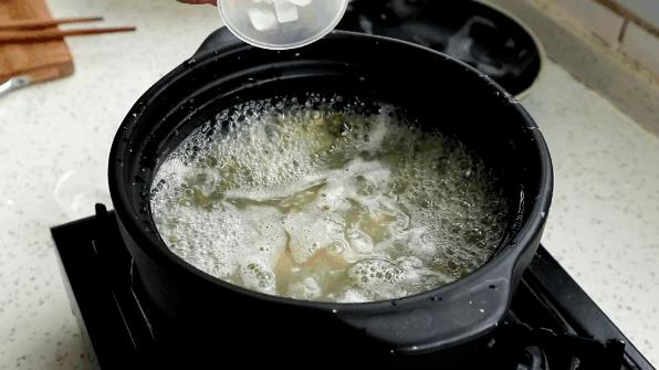 如何熬出颜色碧绿的绿豆汤？记住这3点，15分钟酥烂开花，一锅绿