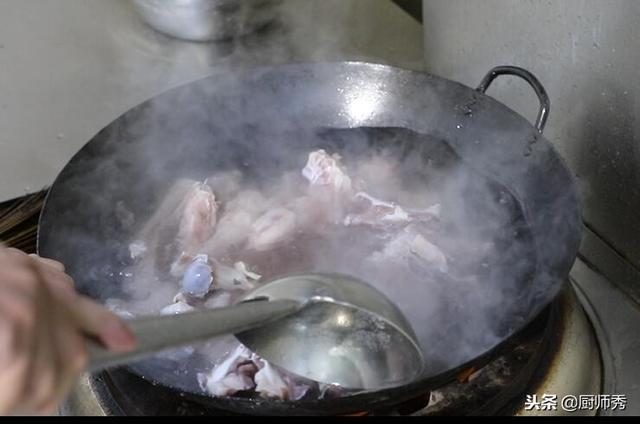 羊汤怎么熬才能汤鲜味美不膻不腻？看看大厨的方法，就是这么简单